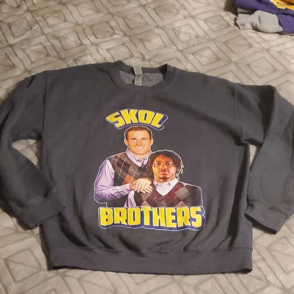 Skol Brothers Cousins And Jefferson Long Sleeve Graphic Crewneck‎